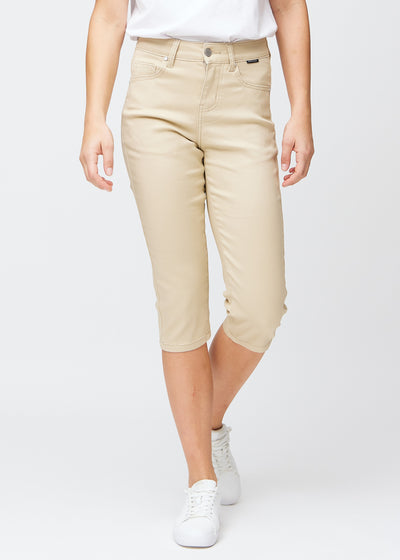  Beige slim capris, farve Gazelles, med tætsiddende pasform der former benene og slutter lige under knæet – set forfra.
