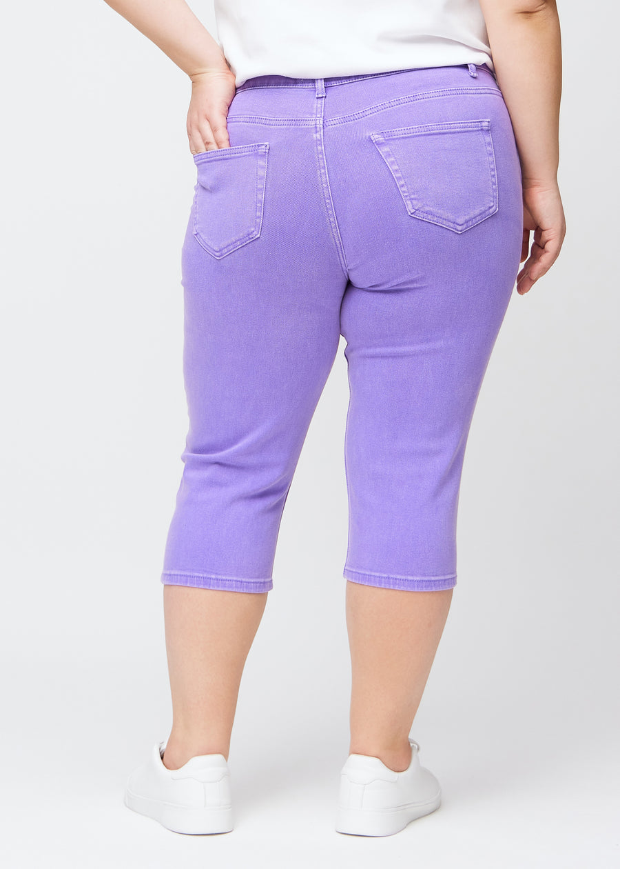 Lilla slim capris set bagfra på en plus-size model – tydeligt billede af hele produktet og lommer.