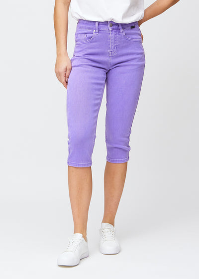 Lilla slim capris, farve Lavenders, med tætsiddende pasform der former benene og slutter lige under knæet – set forfra.
