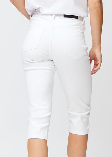 Tæt billede af de hvide slim capris bagfra, så man tydeligt kan se detaljer og lommer.