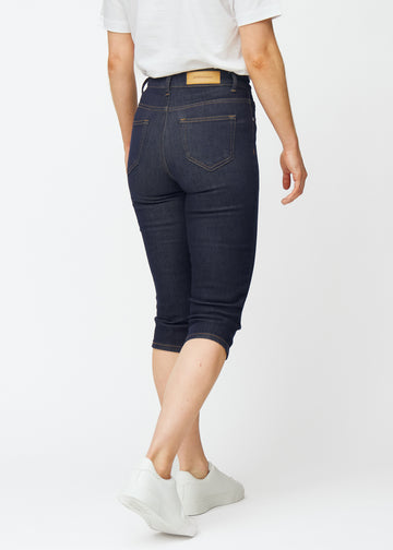 Dyb mørkeblå denim capris til kvinder i farven Midnights set bagfra.