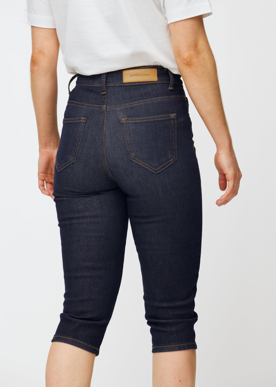 Dyb mørkeblå denim capris til kvinder i farven Midnights set bagfra tæt på for at vise pasform og detaljer.