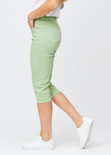 Lysegrønne slim capris i farven Mints set fra siden – klassisk pasform med høj talje og tætsiddende snit.