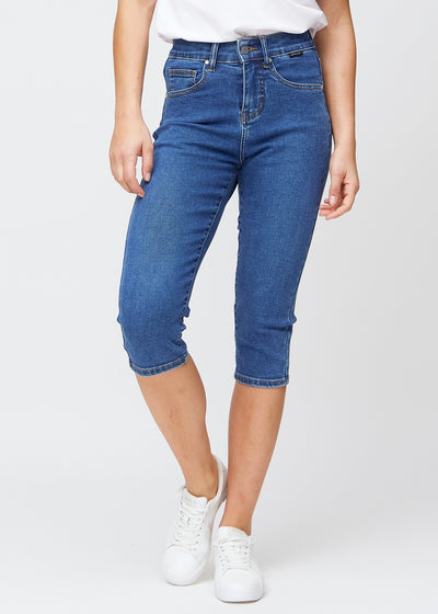 Mørkeblå denim slim capris, farve Oceans, med tætsiddende pasform der former benene og slutter lige under knæet – set forfra.