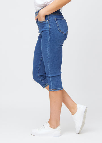 Mørkeblå denim slim capris i farven Oceans set fra siden – klassisk pasform med mellemhøj talje og tætsiddende snit.