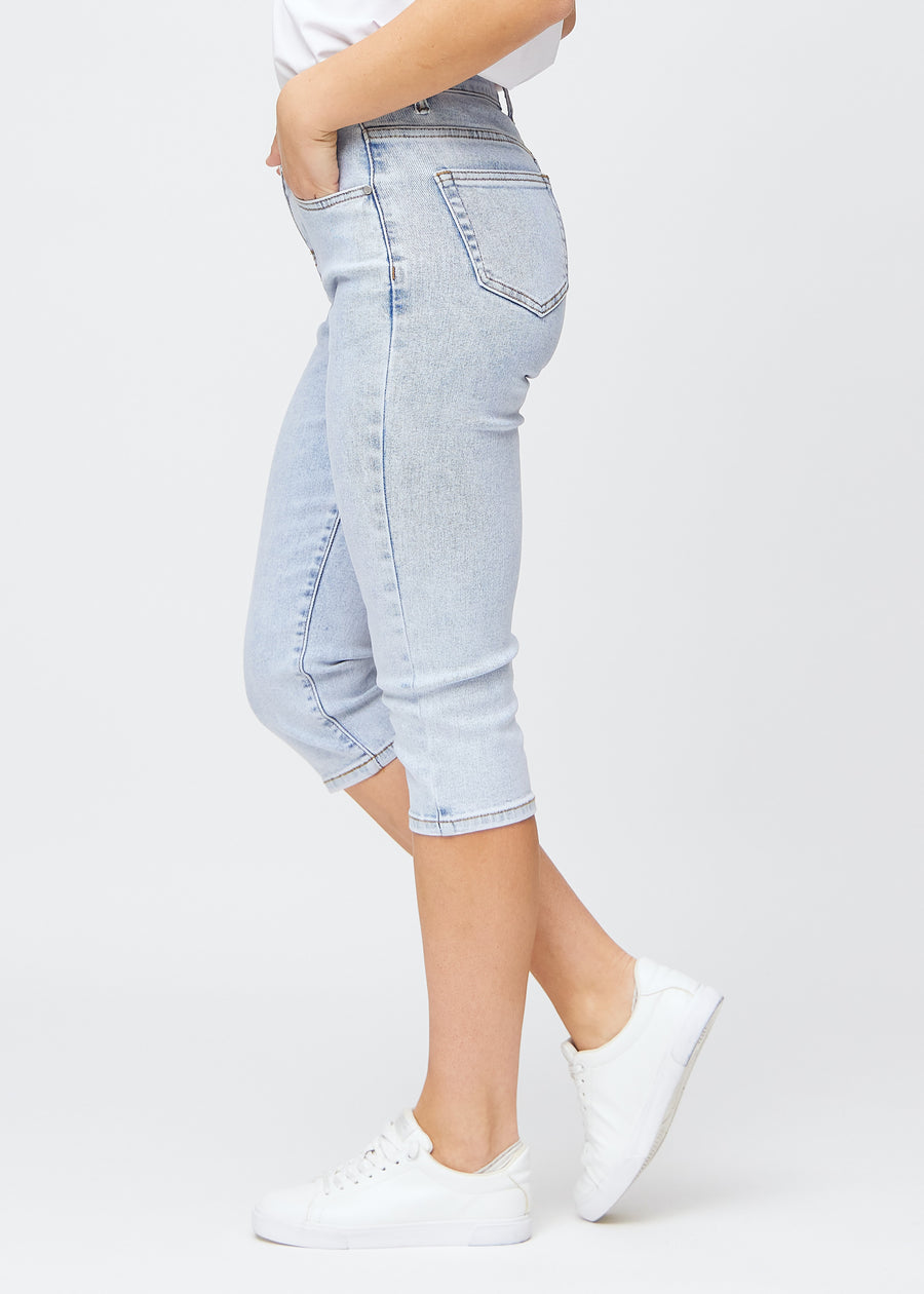 Lyseblå denim slim capris i farven Waves set fra siden – klassisk pasform med mellemhøj talje og tætsiddende snit.