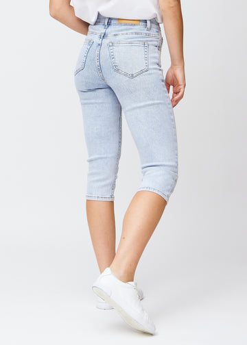 Lyseblå denim slim capris set bagfra – hele produktet vises på modellen med fokus på pasform og længde.