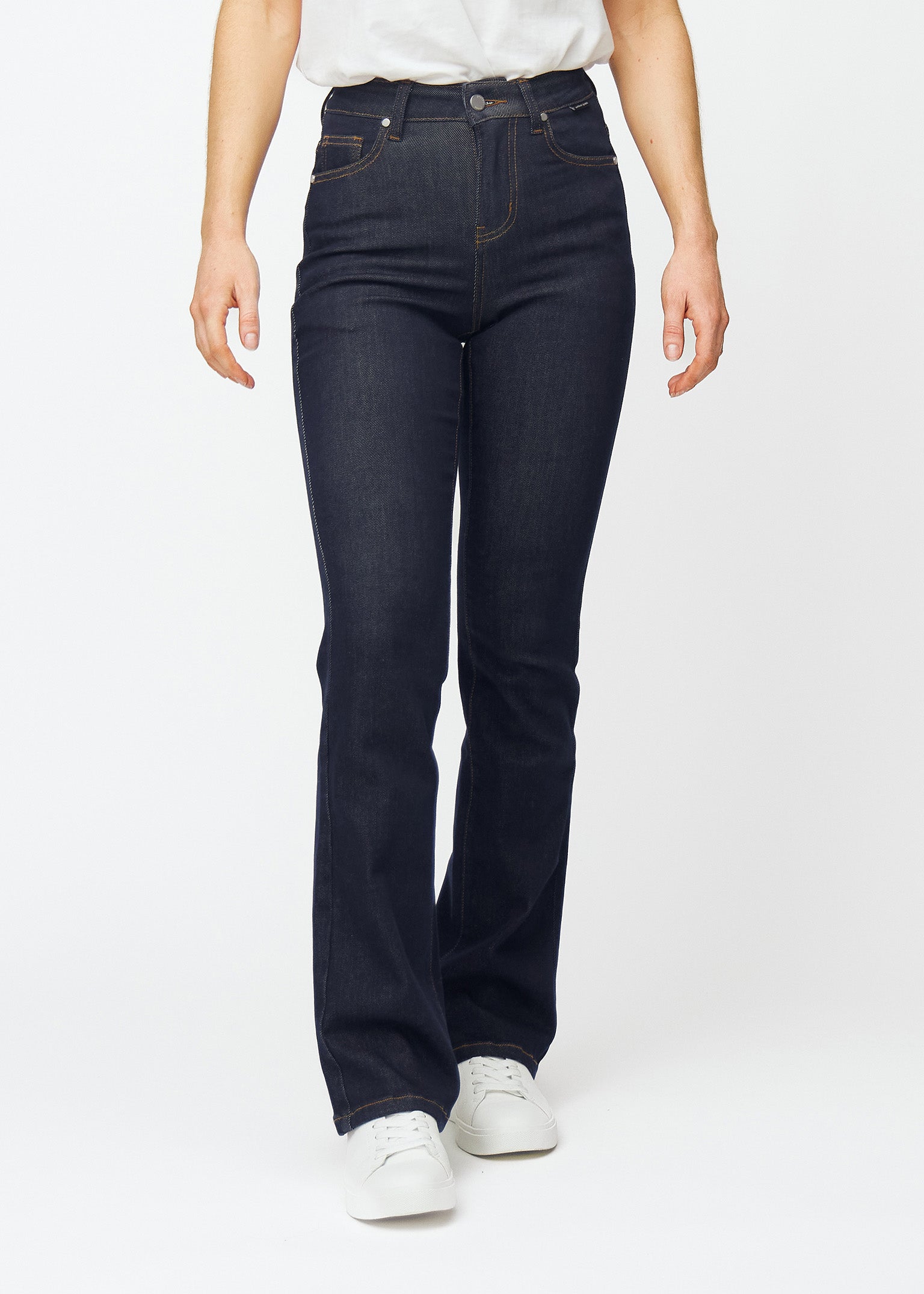 Dyb mørkeblå denim jeans til kvinder i farven Midnights med bootcut pasform, der sidder til over hofter og lår og har let svaj ved anklerne, set forfra.