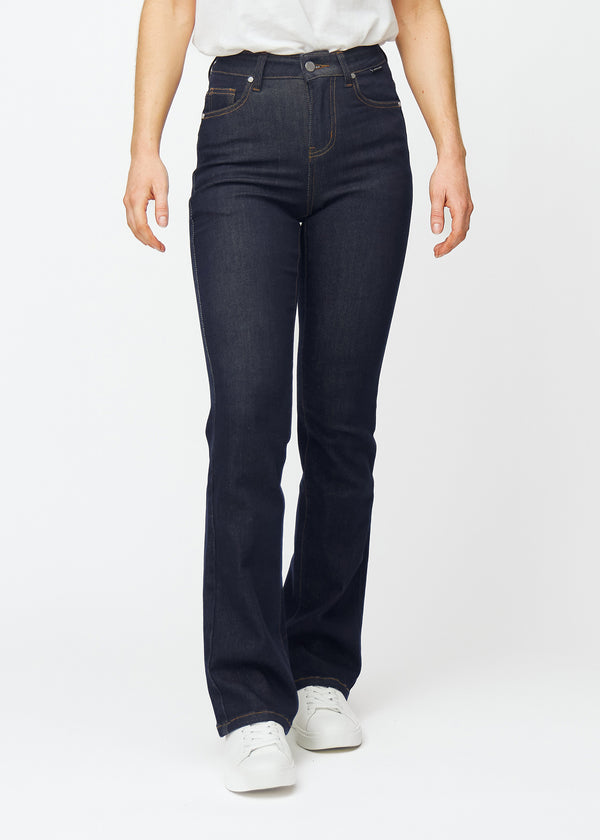 Dyb mørkeblå denim jeans til kvinder i farven Midnights med bootcut pasform, der sidder til over hofter og lår og har let svaj ved anklerne, set forfra.
