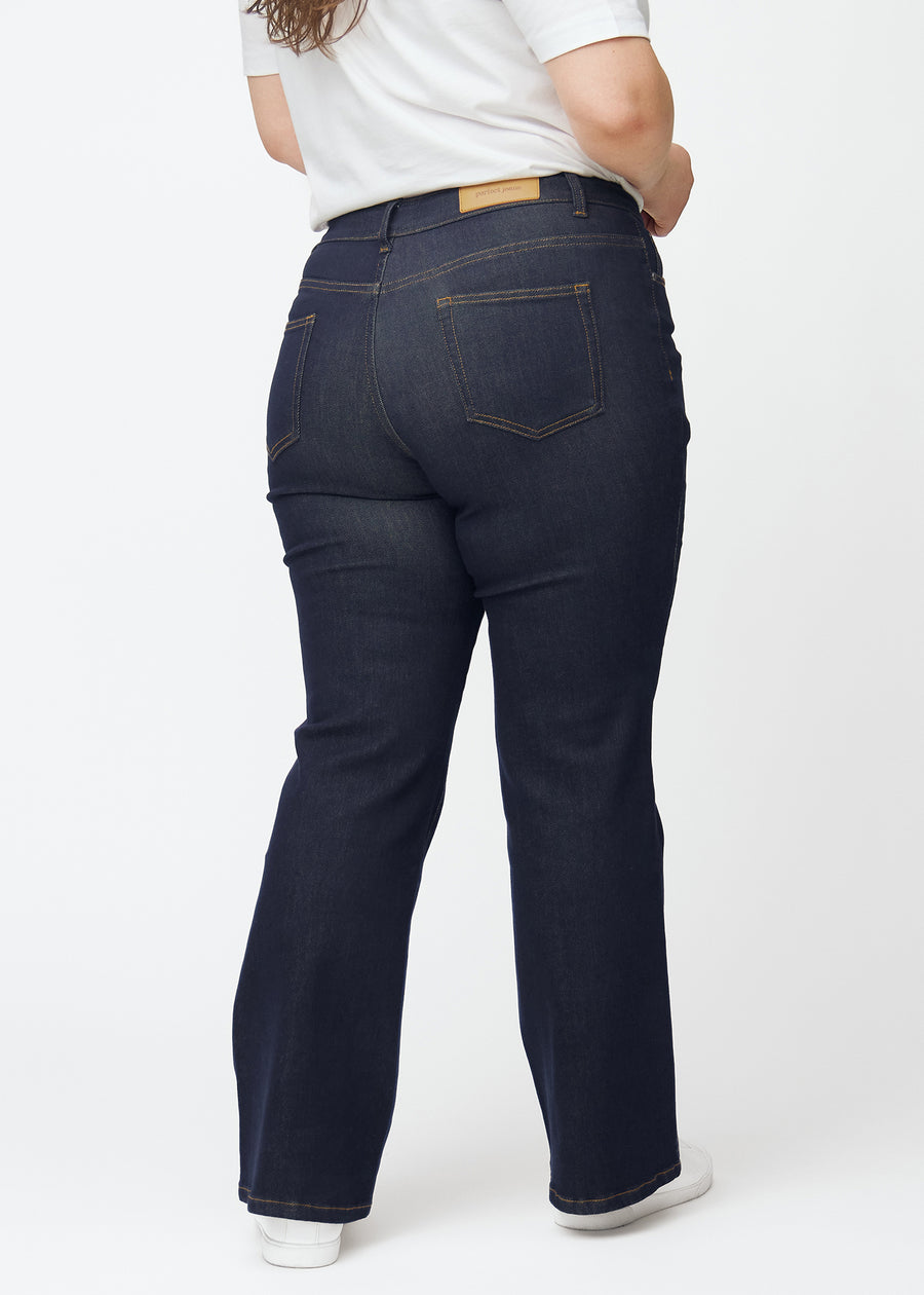 Dyb mørkeblå denim jeans til kvinder i farven Midnights set bagfra på plus-size model.