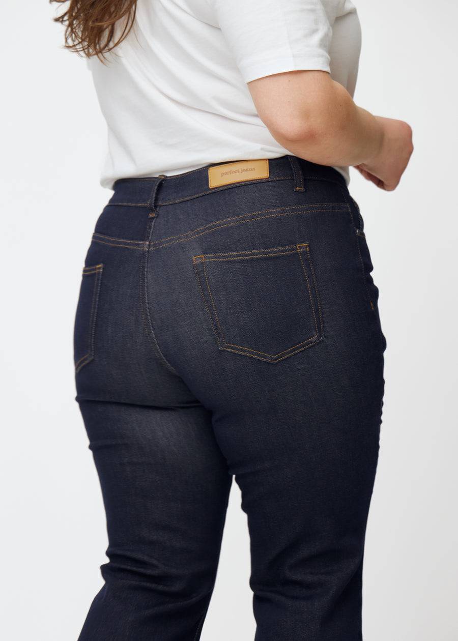 Dyb mørkeblå denim jeans til kvinder i farven Midnights set bagfra tæt på på plus-size model.
