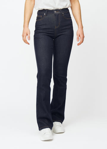 Dyb mørkeblå denim jeans til kvinder i farven Midnights med bootcut pasform, der sidder til over hofter og lår og har let svaj ved anklerne, set forfra.