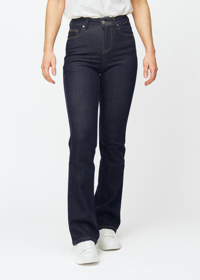 Dyb mørkeblå denim jeans til kvinder i farven Midnights med bootcut pasform, der sidder til over hofter og lår og har let svaj ved anklerne, set forfra.