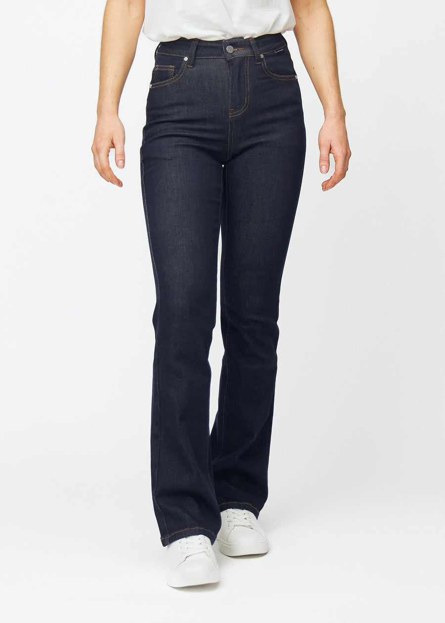 Dyb mørkeblå denim jeans til kvinder i farven Midnights med bootcut pasform, der sidder til over hofter og lår og har let svaj ved anklerne, set forfra.