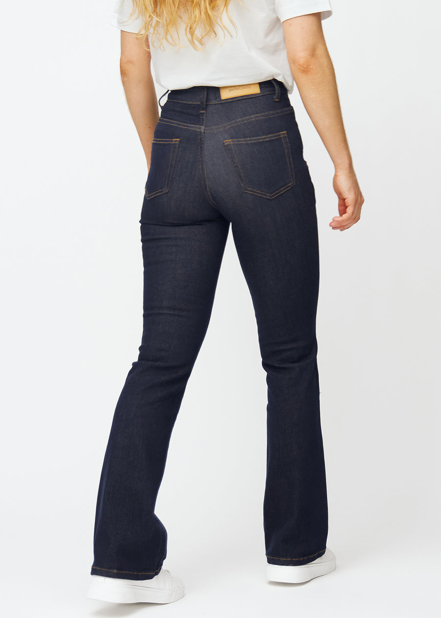 Dyb mørkeblå denim jeans til kvinder i farven Midnights set bagfra, så pasform og svaj kan ses.