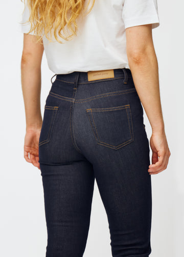 Dyb mørkeblå denim jeans til kvinder i farven Midnights set bagfra tæt på for at vise pasform og detaljer.