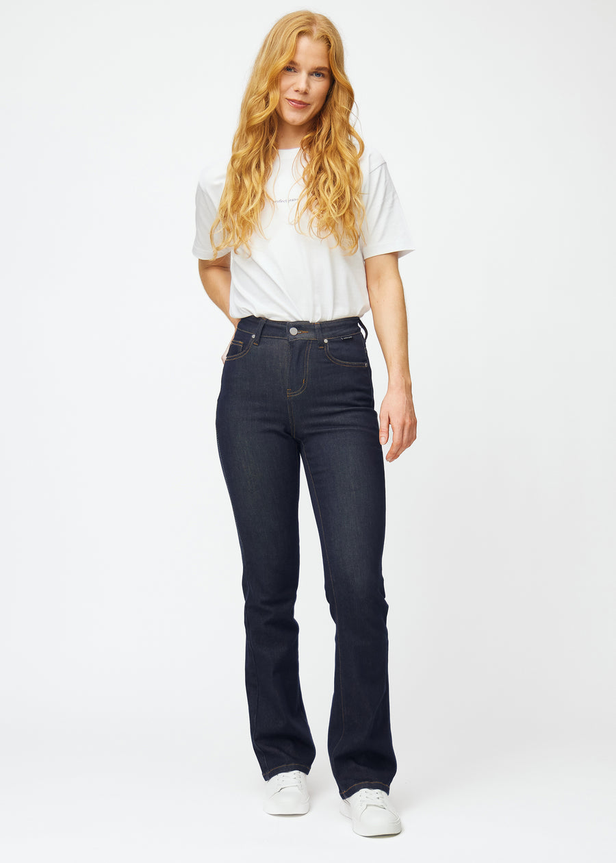 Fuldt billede af model i dyb mørkeblå denim jeans til kvinder i farven Midnights med bootcut pasform.