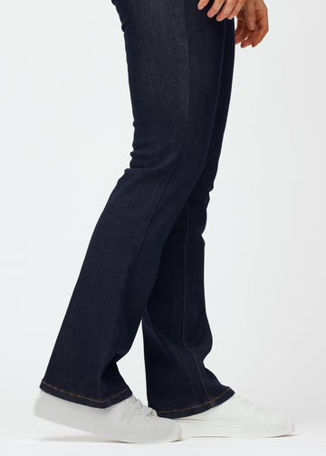 Dyb mørkeblå denim jeans til kvinder i farven Midnights med bootcut pasform set tæt på ved anklerne for at vise det lette svaj.