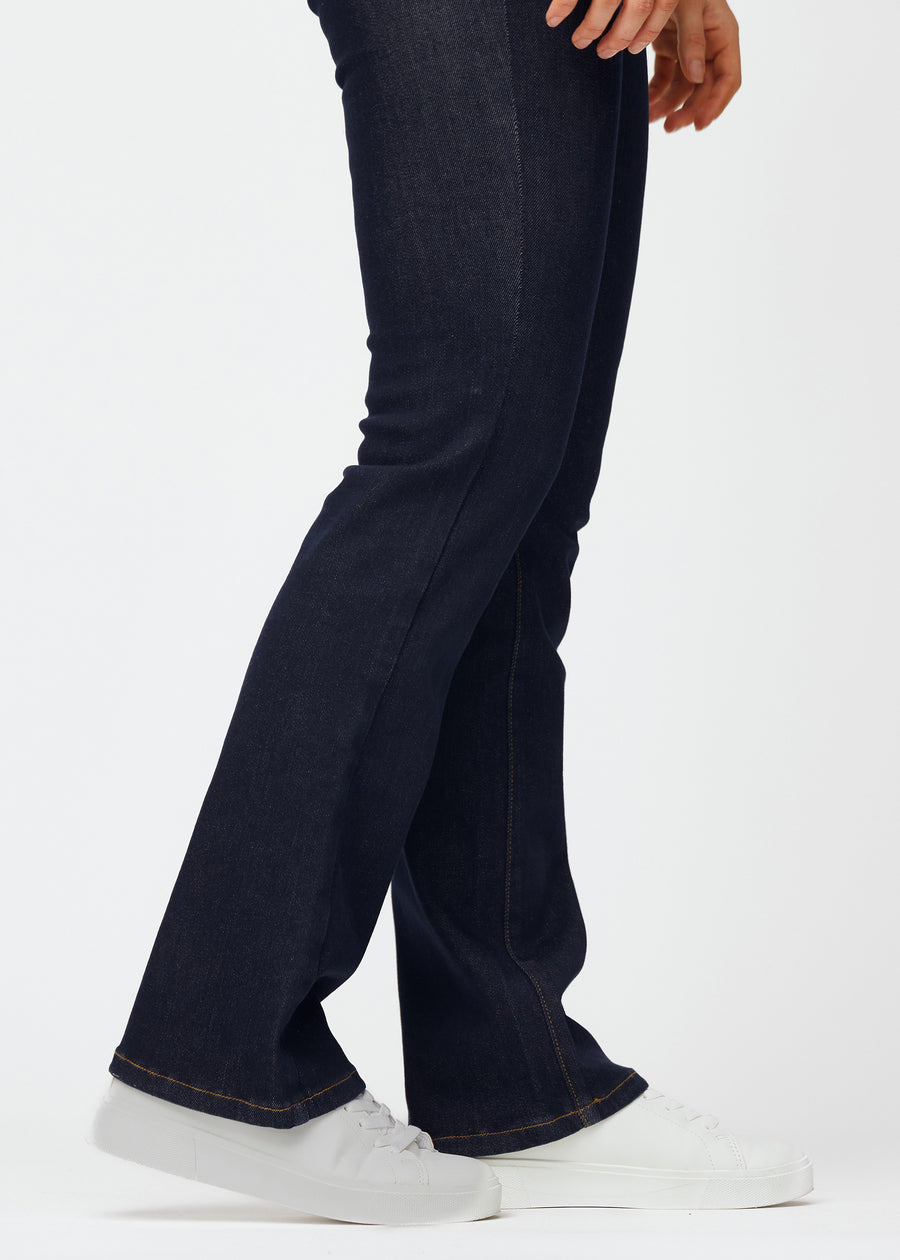 Dyb mørkeblå denim jeans til kvinder i farven Midnights med bootcut pasform set tæt på ved anklerne for at vise det lette svaj.