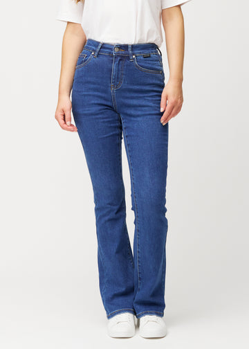Mørkeblå mid-rise bootcut jeans i denimfarven Oceans, som sidder tæt fra hofte til lår og har et let svaj forneden, set forfra.