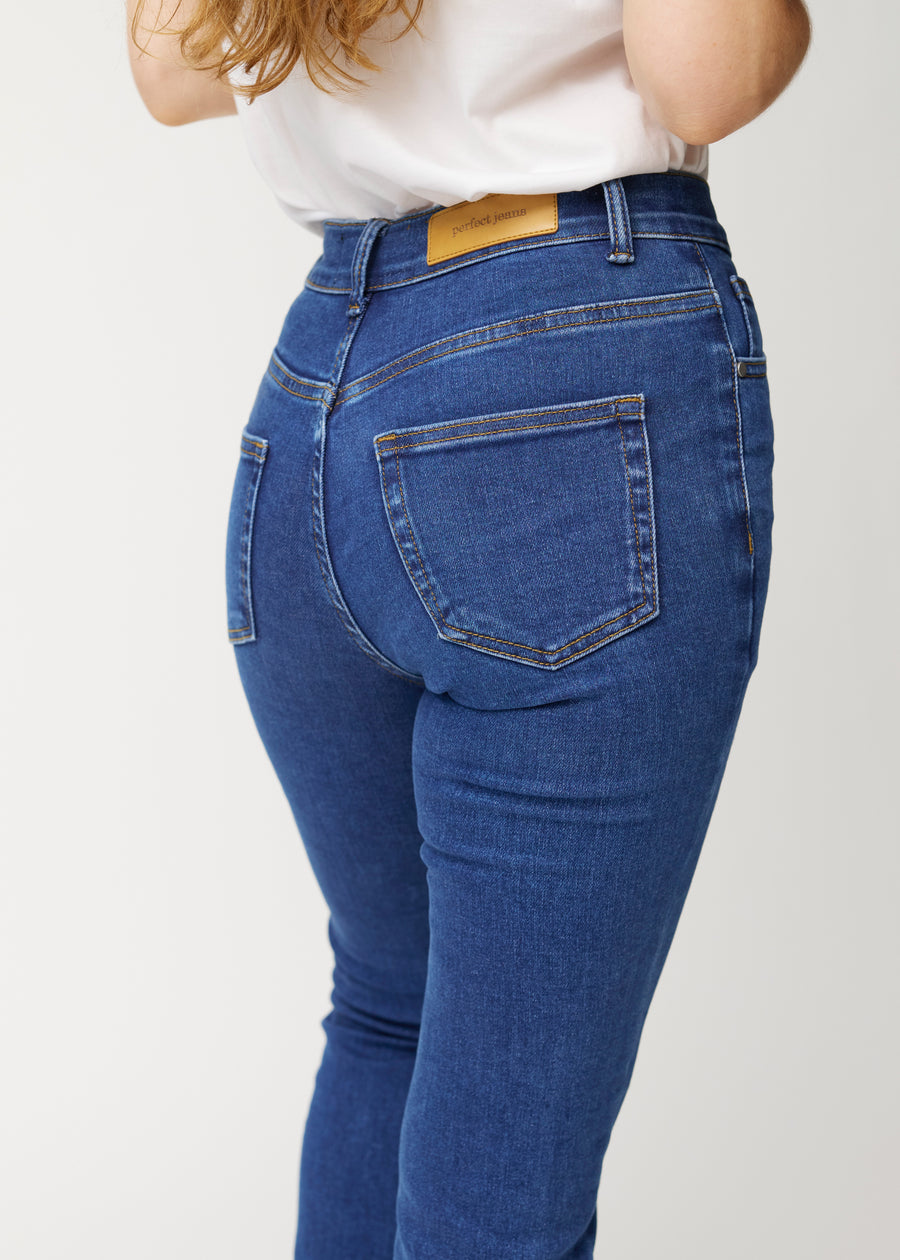 Mørkeblå mid-rise bootcut jeans i denimfarven Oceans set bagfra tæt på for at vise detaljer.