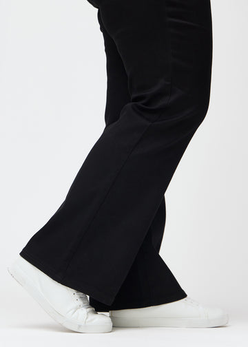 Anklerne på en plus-size model, så man kan se det lette svaj i buksebenet, i en Bootcut pasform.