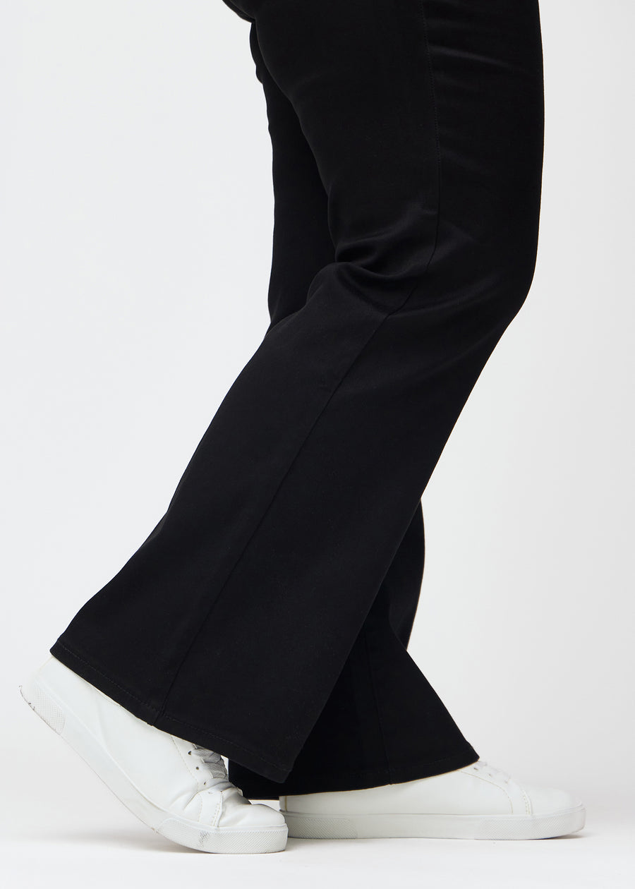 Anklerne på en plus-size model, så man kan se det lette svaj i buksebenet, i en Bootcut pasform.