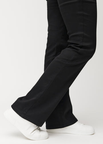 Anklerne på en model, så man kan se det lette svaj i buksebenet, i en Bootcut pasform.