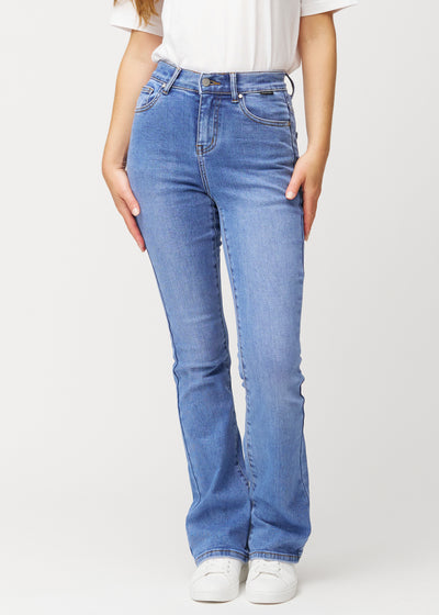 Blå mid-rise bootcut jeans i denimfarven Rivers, som sidder tæt fra hofte til lår og har et let svaj forneden, set forfra.