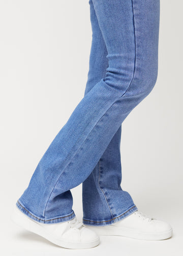 Anklerne på en model, så man kan se jeansenes lette svaj forneden.  