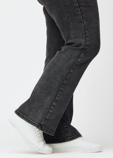 Anklerne på en plus-size model, så man kan se jeansenes lette svaj forneden.