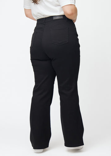 Sorte højtaljede bootcut jeans set bagfra på en plus-size model, så man kan se hele produktet.