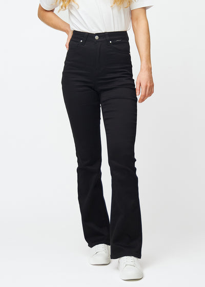 Sorte højtaljede bootcut jeans, modelnavn Ravens, som sidder tæt fra talje til lår og har et let svaj forneden, set forfra.