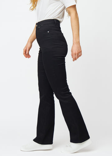 Sorte højtaljede bootcut jeans set fra siden på model.