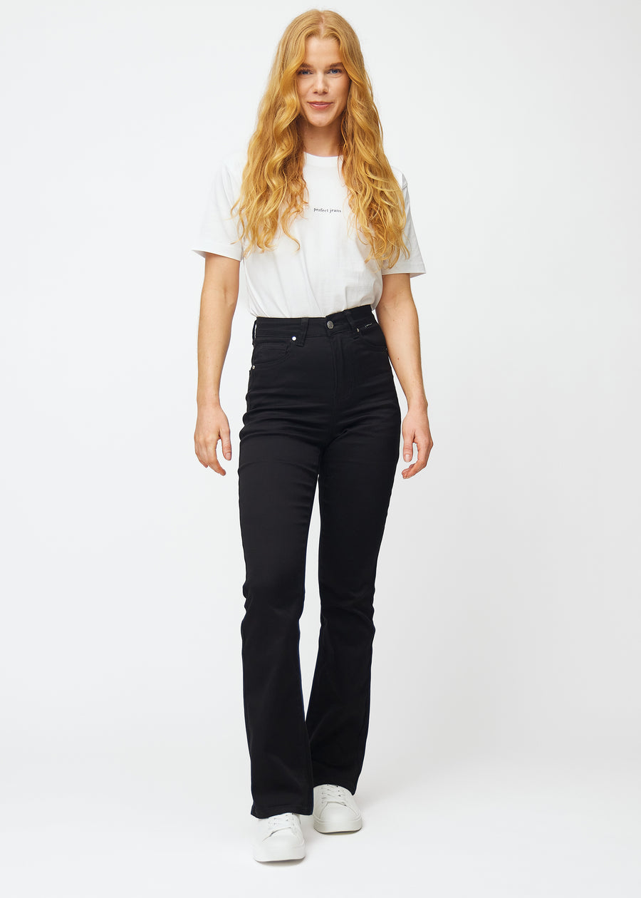 Fuldt billede af model i sorte højtaljede bootcut jeans.