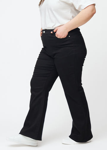 Sorte højtaljede bootcut jeans set fra siden på en plus-size model.