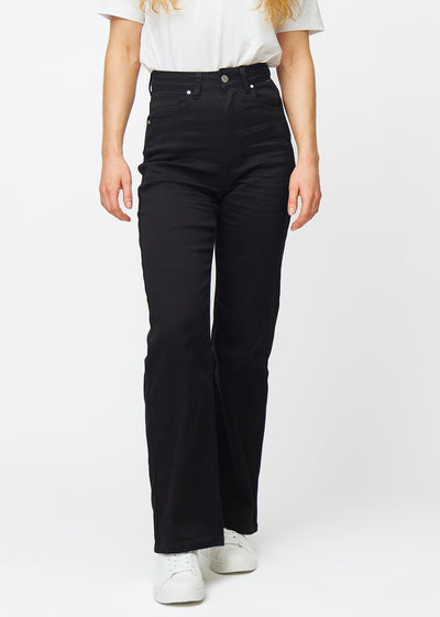 Sorte højtaljede jeans af modellen Ravens, som sidder til i taljen og har en løs pasform med bredde ned, set forfra.