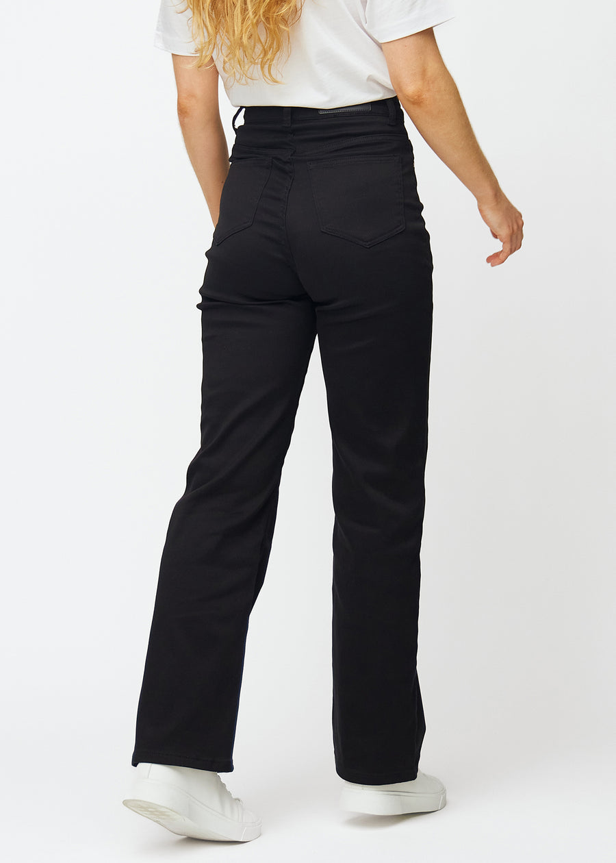Sorte højtaljede jeans, som sidder til i taljen og har en løs pasform med bredde ned, set bagfra for at vise hele produktet.