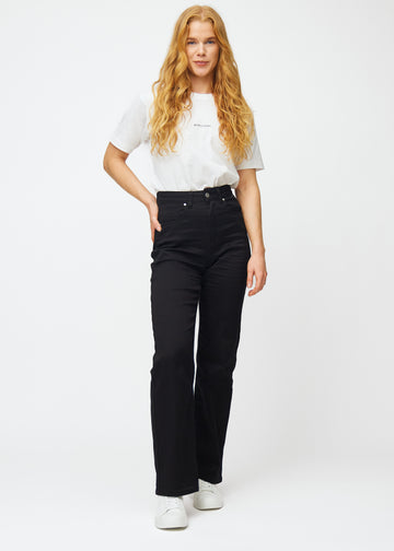 Et fuldt billede af en model i sorte højtaljede jeans, der sidder til i taljen og har en løs pasform med bredde ned.