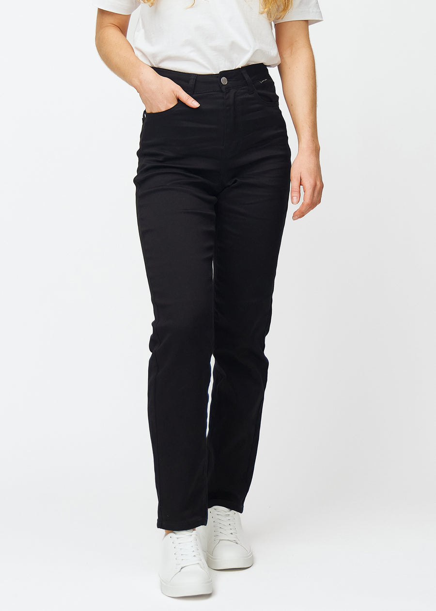 Sorte højtaljede regular jeans, modelnavn Ravens, der er en straight leg jeans med en lige pasform fra hofte og ned, set forfra.