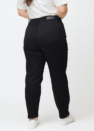 Sorte højtaljede regular jeans set bagfra på en plus-size model, så man kan se hele produktet.