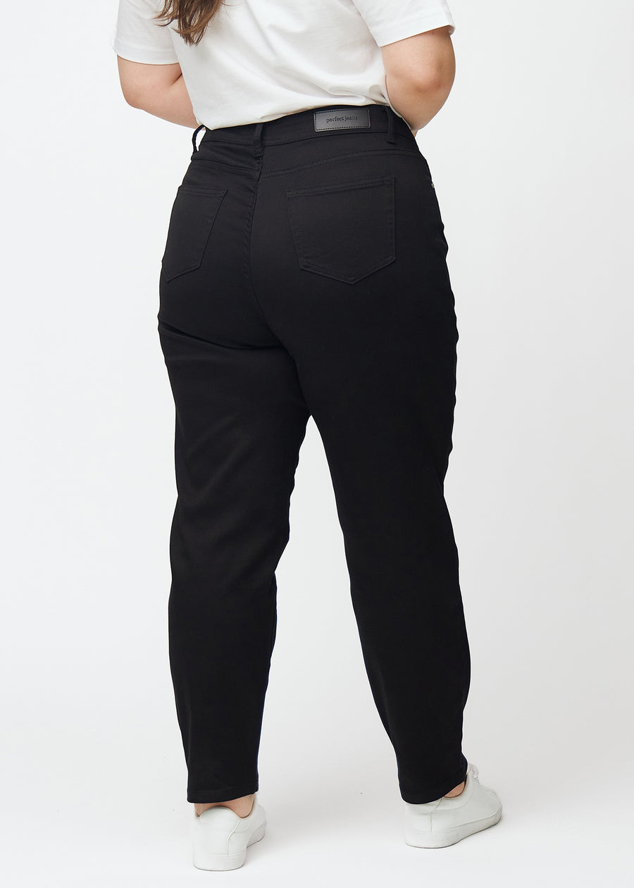 Sorte højtaljede regular jeans set bagfra på en plus-size model, så man kan se hele produktet.