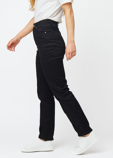 Sorte højtaljede regular jeans set fra siden på model.