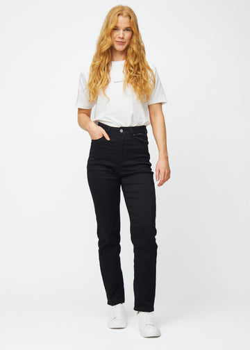 Fuldt billede af model i sorte højtaljede regular jeans.