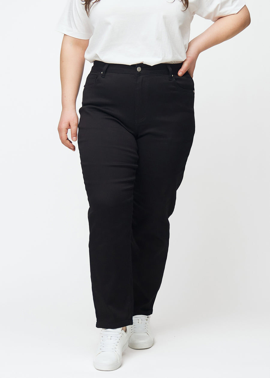 Sorte højtaljede regular jeans, modelnavn Ravens, der er en straight leg jeans med en lige pasform fra hofte og ned, på en plus-size model, set forfra.