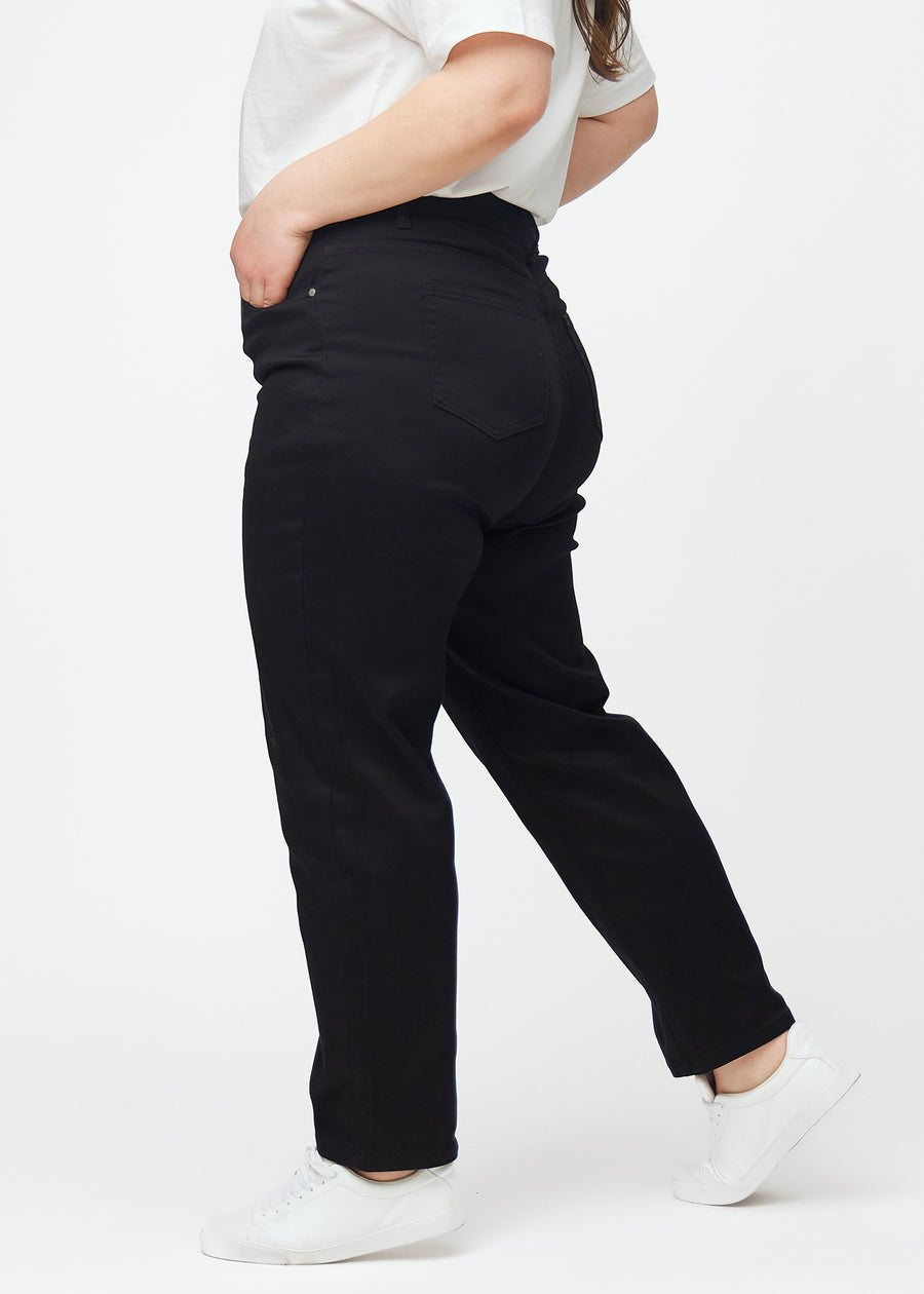 Sorte højtaljede regular jeans set fra siden på en plus-size model.