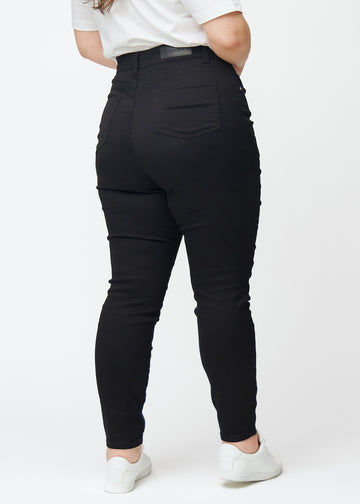 Sorte plus size jeans med høj talje i farven Ravens med skinny fit ses bagfra på en model.