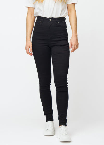 En model fremviser klassiske sorte Ravens high rise skinny jeans til kvinder set forfra.