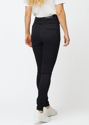 Sorte jeans med høj talje til kvinder i farven Ravens med skinny fit ses bagfra på en model.