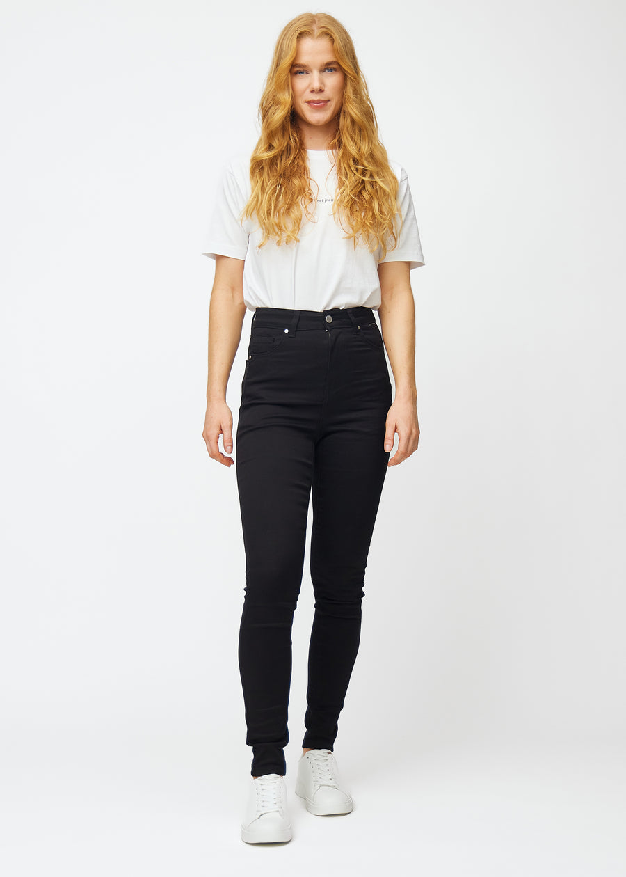 Billedet viser et fuldt outfit med en model iført sorte high rise skinny jeans til kvinder i farven Ravens.